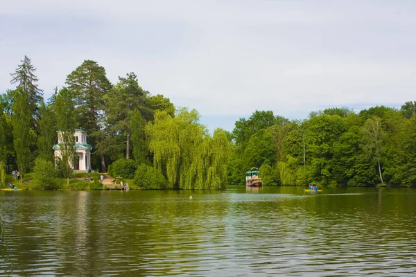 ウクライナのウマンにある国立公園 Sofiyivka の反円島のピンクの夏の家 — ストック写真