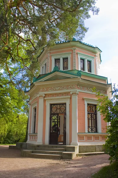 Casa Estiva Rosa Sull Isola Circe Nel Parco Dendrologico Nazionale — Foto Stock