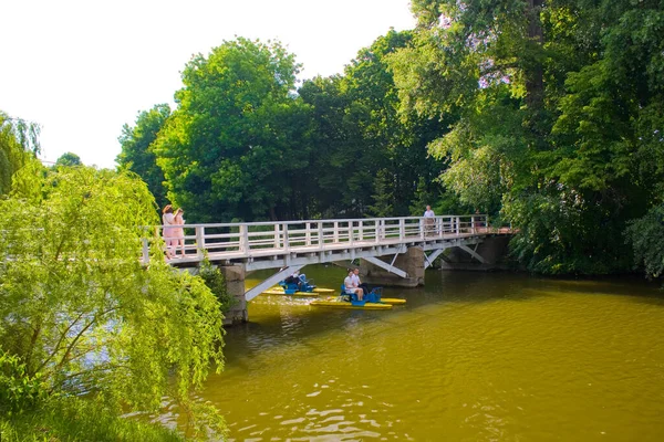 Uman Ukraine Juillet 2020 Pont Traversant Rivière Dans Parc Dendrologique — Photo