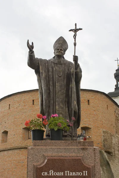 ベルディチェフのベーレ カルメル会修道院近くのヨハネ パウロ2世像 — ストック写真