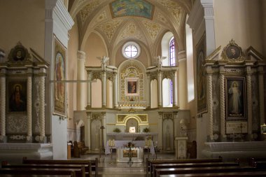 Letychiv, Ukrayna - 8 Haziran 2020. Ukrayna 'nın başkenti Letychiv' deki Kutsal Bakire Meryem ve Dominik Manastırı 'nın Varsayımı Kilisesi.