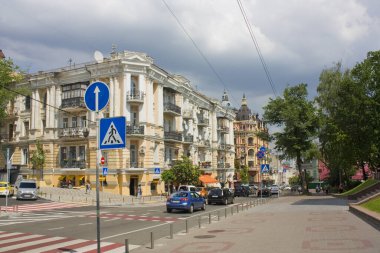 Kyiv, Ukrayna - 11 Ağustos 2020. Kyiv Caddesi 'nde bulunan tarihi binalar