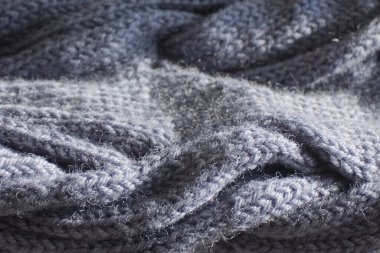 El örgüsü gri eşarbın yakın görüntüsü 