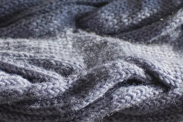 El örgüsü gri eşarbın yakın görüntüsü 