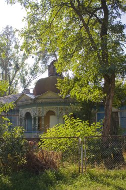 Pushcha-Vodytsya, Kyiv bölgesinde, Ukrayna 'da bir kulesi olan terk edilmiş güzel ahşap bir ev.