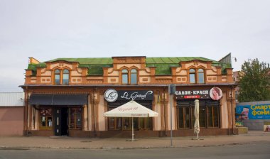 Nizhyn, Ukrayna - 15 Ekim 2020. Ukrayna, Nizhyn 'de eski bir alışveriş merkezi.