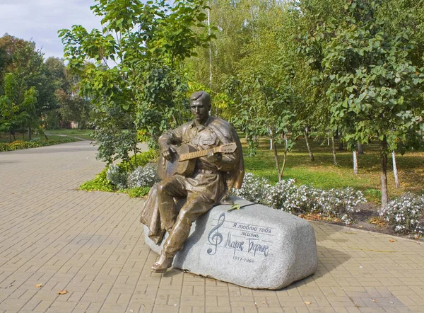 Памятник Марку Бернесу Нежине Украина — стоковое фото