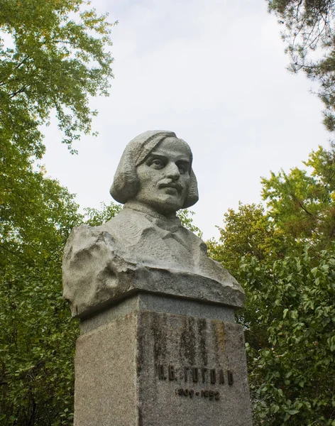 우크라이나 대학교 근처에 니콜라이 고골의 기념비 — 스톡 사진