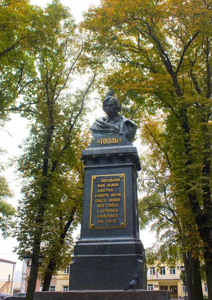 Статуя Миколи Гоголя Ніжині Україна — стокове фото