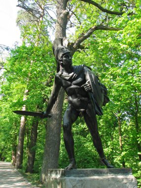 Ukrayna, Belaya Çerkov 'daki İskenderiye Parkı' nda kılıçlı savaşçı heykeli