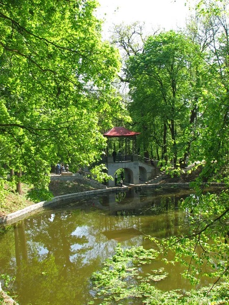 Belaya Tserkov 乌克兰Belaya Tserkov亚历山大图书馆的中国桥 — 图库照片