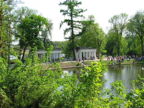 ウクライナのベラヤ ツェルコフのアレクサンドリア公園にあるEcho Colonnade — ストック写真