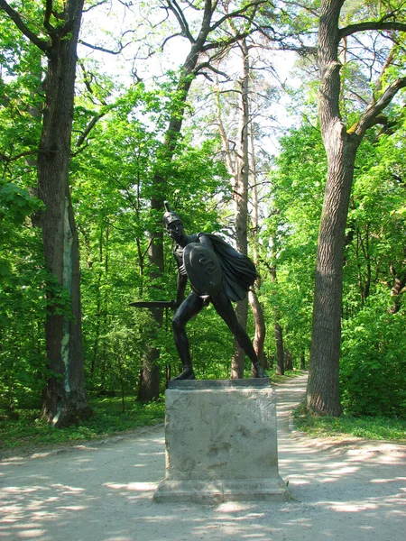 ウクライナのベラヤ ツェルコフにあるアレクサンドリア公園での剣を持つ戦士の彫刻 — ストック写真