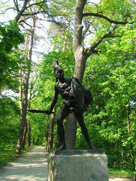우크라이나 벨라야 코프에 알렉산드리아 공원에서 전사의 조각상 — 스톡 사진