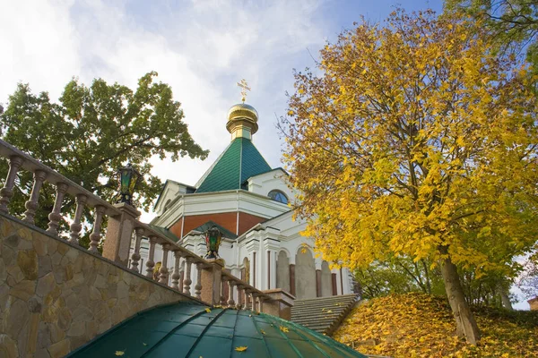 リトポロジェンチェスキーの主の情熱の教会ウクライナ共和国キエフ州トマシフカの男性修道院 ホートスキー宮殿前 — ストック写真
