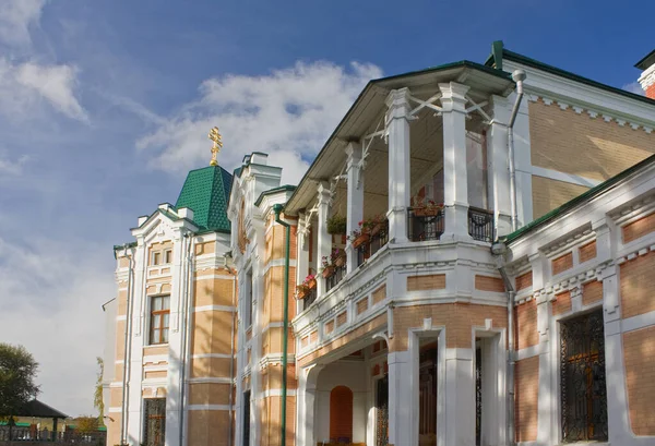 リトポロジェンチェスキー男子修道院 ホートスキー宮殿前 ウクライナ共和国キエフ州トマシュフカ — ストック写真