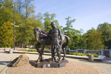 Ukrayna, Korosten 'deki Drevlyanskiy parkında bir atla Dobrynya Nikitich anıtı