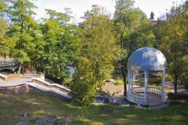 Korosten, Ukrayna 'daki Drevlyansky parkında güzel beyaz bir çardak.