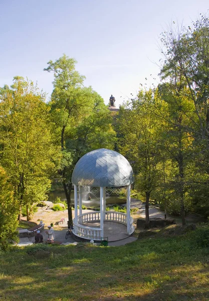 Belo Gazebo Branco Parque Drevlyansky Korosten Ucrânia — Fotografia de Stock