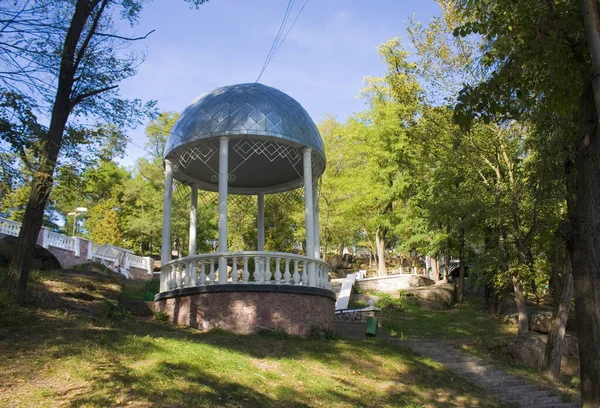 Belo Gazebo Branco Parque Drevlyansky Korosten Ucrânia — Fotografia de Stock