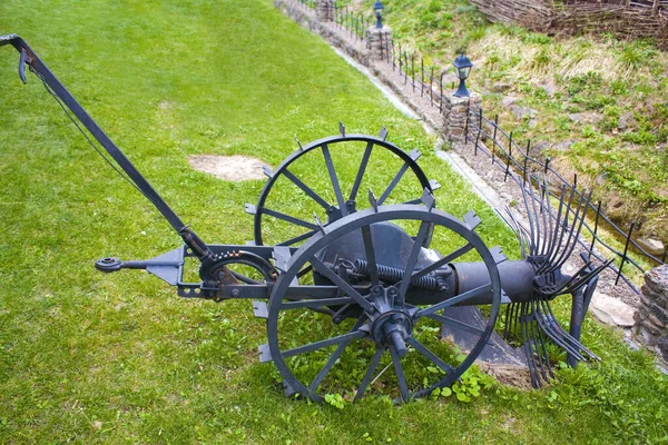 Landbouw Oude Ploeg Voorkant Van Groen Gras — Stockfoto