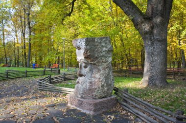 Bucha, Ukrayna 'daki sonbahar parkında ahşap heykel