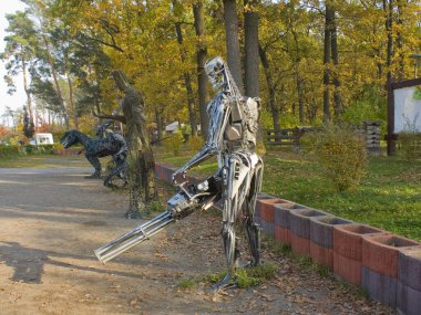 Bucha, Ukrayna - 23 Ekim 2020. Bucha, Ukrayna 'daki sonbahar parkında metal heykel