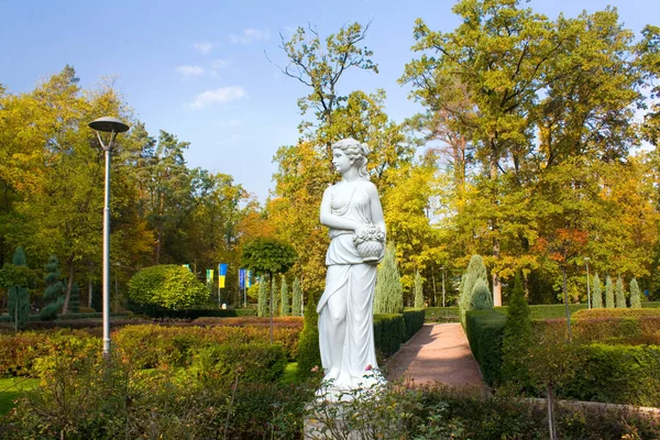 乌克兰布查公园里美丽的年轻女子雕像 — 图库照片