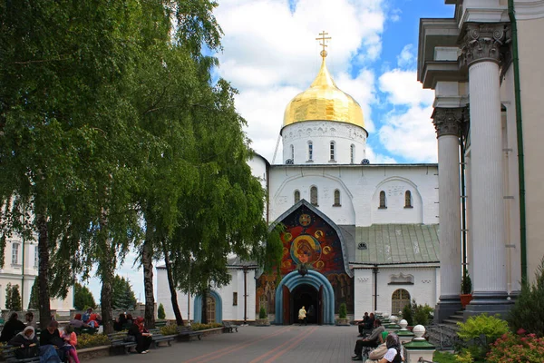 乌克兰波查耶夫Pochaev Lavra的Trinity主教座堂 — 图库照片