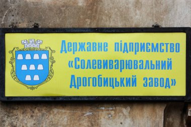 Drogobych, Ukrayna - 22 Haziran. 2020 yılı. Ukrayna 'nın en eski Drohobych Kum Fabrikası' nın imzası.