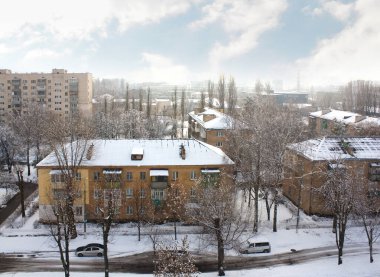 Ukrayna 'nın başkenti Kyiv' de güneşli bir günde kışın şehir manzarası