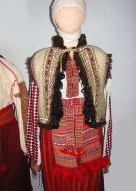Eski Ukrayna uyruklu Hutsul giysileri Ukrayna 'nın Kolomyia ve Pokuttya Halk Sanatları Müzesinde