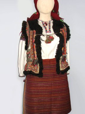 Eski Ukrayna uyruklu Hutsul giysileri Ukrayna 'nın Kolomyia ve Pokuttya Halk Sanatları Müzesinde