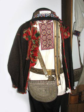 Eski Ukrayna uyruklu Hutsul giysileri Ukrayna 'nın Kolomyia ve Pokuttya Halk Sanatları Müzesinde