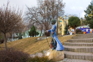 Ukrayna 'nın Kyiv kentindeki Peyzaj Geçidi' nde (Pejzazhna sokağı) heykel