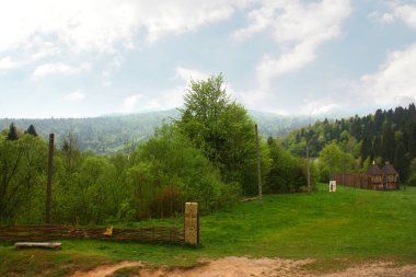 Urich, Karpatlar, Ukrayna 'daki Tustan Kalesi' nin yakınına park et.