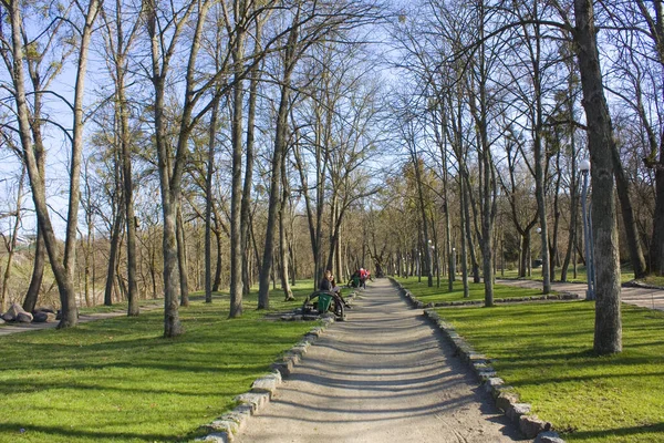 ウクライナのKorsun ShevchenkovskyのLopukhin Demidovs宮殿の近くの公園 — ストック写真