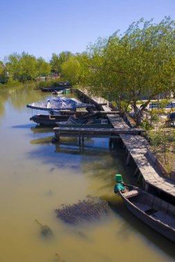 Vylkove, Ukrayna 'daki Tuna Nehri' nde tekneler