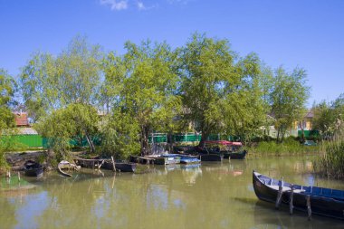 Vylkove, Ukrayna 'daki Tuna Nehri' nde tekneler