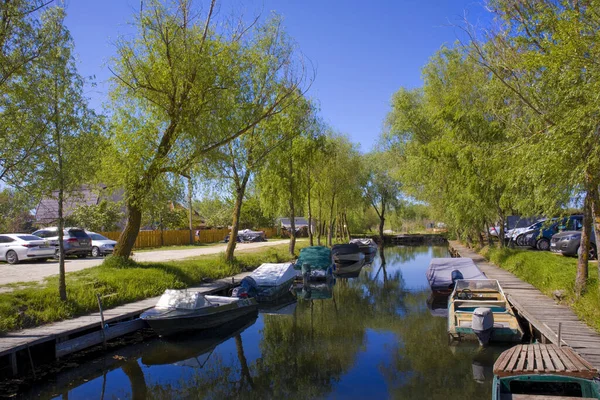 Vylkove, Ukrayna 'daki Tuna Nehri' nde tekneler