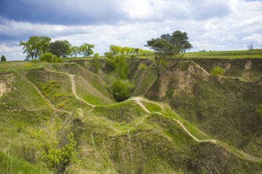 Ukrayna, Vasylkiv yakınlarında yeşil çimlerle kaplanmış tepeler (doğa rezervi Ukrayna İzlanda)