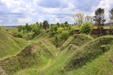 Ukrayna, Vasylkiv yakınlarında yeşil çimlerle kaplanmış tepeler (doğa rezervi Ukrayna İzlanda)