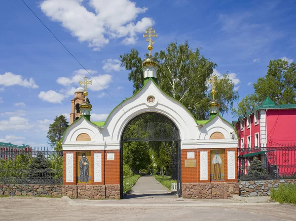 Tomashivka, Kyiv Oblastı, Ukrayna 'daki Rizopolozhencheski Erkek Manastırı' nın (Hoetsky Sarayı 'ndan önce) giriş kapısı