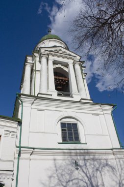 Ukrayna 'nın başkenti Kyiv' deki Frolovsky Manastırı 'ndaki Yükseliş Katedrali' nin çan kulesi.