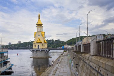 Ukrayna, Kyiv 'deki Dinyeper Nehri' ndeki Aziz Nicholas Kilisesi.