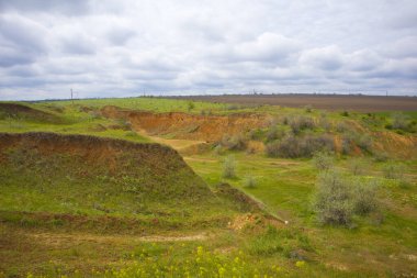 Tepeler yeşil çimlerle kaplanmış. 