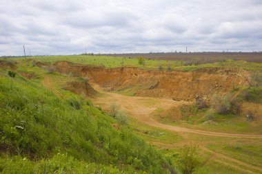 Tepeler yeşil çimlerle kaplanmış. 