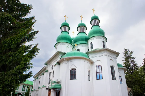 ウクライナのキエフにある聖三位一体修道院 Kitaev Monastery — ストック写真