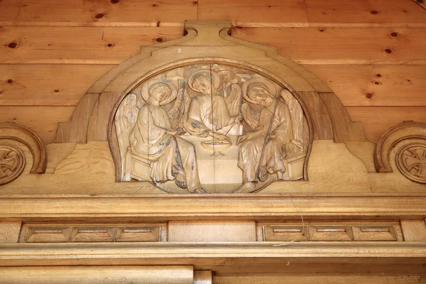 ウクライナのSukholuchyaの元大統領Viktor Yanukovychの狩猟住居における木造教会の断片 — ストック写真