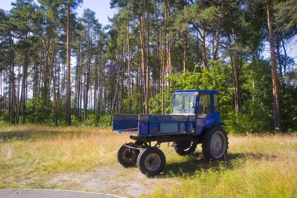 Μπλε Τρακτέρ Στην Άκρη Του Δάσους — Φωτογραφία Αρχείου